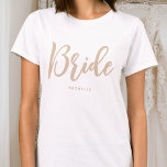Bride Bröllop Personlig Namn Beige White T Shirt<br><div class="desc">Firar bruden som ska bli med en unik anpassningsbar t-shirt! En enkel design och snyggt som innehåller trendigets skriptbokstäver och personlig med bridens namn,  bröllop-datum,  plats eller annan text. Den här snyggten beige och vit t-shirt,  är en underbar gåva till ett bachelorette party,  möhippa eller firande helg!</div>