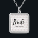 Bride Bröllop Ring Mönster och Namn Necklace Silverpläterat Halsband<br><div class="desc">Bride Bröllop Ring Mönster och Namn Necklace.</div>