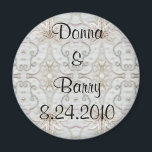 Bride Bröllop snöre grått benvit Magnet<br><div class="desc">En underbar serie produkter med varierande stilar av snöre, broderier, satin, silke, pärlor, rinestoner och juveler skapat från bilder av bröllop klänningar. Vissa har en tydlig vintage medan andra är modernare i utformningen. Vi har det känsliga utseendet av snöre, glättade områden på satin och silke, bra broderier av blommor och...</div>
