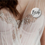 Bride Brushed-skript Diamond Bröllop Brudens sida Knapp<br><div class="desc">Svart penselskript Brudens sida i Bride-Snyggten / Bachelorette Party / Bachelor Party / Bröllopsfest / Bröllop Rehearsal Pin Button. Den här designen har ett modernt och fetstilt kalligrafiskript för borstad grafi på en klassisk vaniljvit bakgrund. Du kan enkelt lägga till mer text/info/information och/eller foton till den här produkten. Basbakgrunden kan...</div>