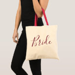 Bride Burgundy Text Tygkasse<br><div class="desc">Den här designen är en underbar väska för en underbar brud och har ett vackert, kursivt, burgundärt typsnitt. Ställe din beställning i dag!</div>