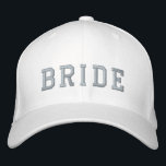 Bride | Champagne Guld Bachelorette Modern Broderad Keps<br><div class="desc">Bride toppen söt anpassad design som du kan anpassa med namn i din brud för din bachelorette. Utformningen har ett contemporary atletiskt högskoleteckensnitt som parats med ett handskrivet manus stil typografi på motsatt sida i en modern minimalistisk avslappnad stil med enkel champagne guld brodery. Den här utformningen är enkel att...</div>