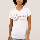 Bride Chic Glitter Personlig Guld T Shirt<br><div class="desc">Fira din förlovning med den här chicen. Lägg till ditt namn eller ta bort det. Här är en idé: bära det som ett bröllop-meddelande vid förlovningen (eller överraskande förlovning) party. Finns i vitt, svart, rosa och glitter faux guld, silver och rosa. Här är en annan idé för den person som...</div>