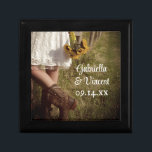 Bride, Cowboy Boots och Solblommor Ranch Bröllop Smyckeskrin<br><div class="desc">Anpassa söt Bride, Cowboy Boots och Sunblommor Ranch Bröllop Gift Box med namnen på ceremonin för nylweds och party giftermål för att skapa en keepsakpresentgåva till bruden eller hennes brudar och brudens sida. Den vackra dagstidningen land chic i anpassningsbar har ett fyrkantsfoto från stil av en cowgirl-brud med en vit...</div>
