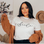 Bride Cute Script Bachelorette/Brudens sida Shirt T Shirt<br><div class="desc">Vi lägger alltid till nya mönster varje dag!</div>