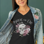Bride eller Die Blommigt Skull Chic Gothic Bachelo T Shirt<br><div class="desc">Inget skriker "det gör jag!" som en Halloween-inspirerad gothisk bröllop. Vår vackra brid- eller Die-möhippa t-shirt har vårt eget handmålade vattenfärgade skalle tillsammans med våra vackra, handmålade gula rött, rosa och svarta blommor. Lägg till ditt monogram som visas i skallens ögon. Vårt Halloween-tema bröllop kommer att få dig att säga...</div>