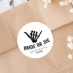 Bride eller Die Rockstar Skeleton Bachelorette Par Runt Klistermärke<br><div class="desc">Det här är en skurk eller Die Rockstar Gothic Spooky Skeleton Bachelorette Party Favor Stickers!</div>
