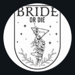 Bride eller Die Spooky Season Halloween Bröllop Ba Runt Klistermärke<br><div class="desc">Bride eller Die Spooky Season Halloween Bröllop Bachelorette</div>