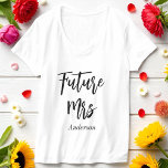 Bride Future Mrs. Bröllop Black White T Shirt<br><div class="desc">Bride Future Mrs White T-shirt med Black Calligraphy Script. Fler produkter med den här designen finns i samlingen nedan.</div>