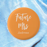 Bride Future Mrs Orange White Knapp<br><div class="desc">Bride Future Mrs Möhippa Button in orange and White. Ta en titt i vår butikssamling nedan för matchande artiklar.</div>
