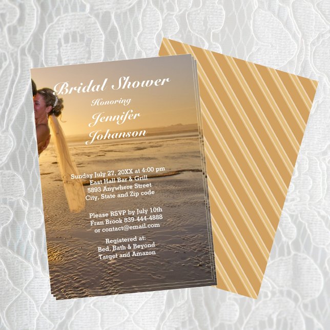 Bride & Groom på Möhippa av solfack Inbjudningar (Bride & Groom on Sunset Beach Bridal Shower Card)