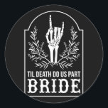 Bride Groom Skeleton Hand Par Matching Bröllop Runt Klistermärke<br><div class="desc">Bride Groom Skeleton Hand Par Matching Bröllop Halloween</div>