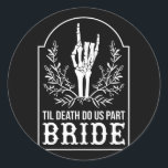 Bride Groom Skeleton Hand Par Matching Bröllop Runt Klistermärke<br><div class="desc">Bride Groom Skeleton Hand Par Matching Bröllop Halloween</div>