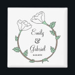 Bride Groom White Blommigt Bröllop Ring Newlyweds  Magnet<br><div class="desc">En modern brud och daglig brudgummi med en unik blommigt i form av bröllop ring. Ge briderna en unik magnet blommigt ring bröllop. Ett memorandum till spara för alltid. Vit blommigt grönt löv. Du kan också ge till familj och vänner.</div>