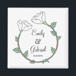Bride Groom White Blommigt Bröllop Ring Newlyweds  Magnet<br><div class="desc">En modern brud och daglig brudgummi med en unik blommigt i form av bröllop ring. Ge briderna en unik magnet blommigt ring bröllop. Ett memorandum till spara för alltid. Vit blommigt grönt löv. Du kan också ge till familj och vänner.</div>
