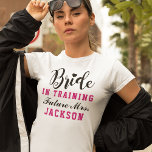 Bride in Training Rosa Future Mrs. Bröllop T-shirt<br><div class="desc">Typografi av snyggten "Bride in Training" för att få en lämplig brid att vara med hjärtaccent. Anpassa texten "Framtida fru" med ditt gifta efternamn. Perfekt för workouts före bröllop! Svart med shock rosa (kan anpassas) färg.</div>