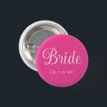Bride Knapp<br><div class="desc">Knapptstift avslappnad roligt mode påstående, tryckt med Shock rosa Färg bakgrund och bride in White Färg text typography lettering design by TheFabricSeal print on demand shop på Zazzle.com #ZazzleMade https://www.zazzle.com/store/thefabricseal TheFabricSeal ©️ Original. Spara Bröllop-datumet. Klicka på knappen "Anpassa" för att göra den till en egen personlig eller monogrammerad produkt. Anpassa...</div>