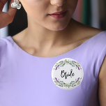Bride lavender violet eucalyptus greenery bröllop knapp<br><div class="desc">För att bruden ska vara. En vit chic bakgrund. Dekorerad med lavender,  violetta blommigtar blommor och vattenfärgad eukalyptus greenery.</div>