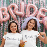 Bride Modern Script Diamond Bachelorette Party T Shirt<br><div class="desc">Modern manuskäng med diamanten över i för bachelorette-festen. Ta den här garantin för att bruden ska vara! I min butik,  PageCreativeDesigns,  finns motsvarande skjortor för brudarna med diamanten över bokstäverna.</div>