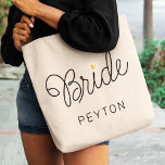 Bride Modern Script Guld Heart Bröllop Namn Tygkasse<br><div class="desc">Den här moderna toteväskan med ett skript med minimalistisk avslappnad som skriver chic med kalligrafi och som läser Bride och ditt eget namn har rengjort linjer för att skapa ett slimmat och sofistikerat utseende. Den underskattade stil med den lilla tryckta guld-hjärtdetaljen gör hennes bröllopsdag mer sofistikerad.</div>