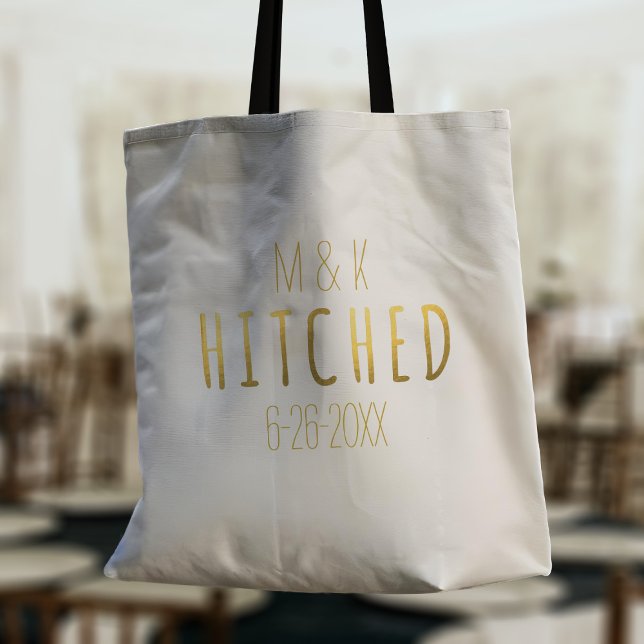 Bride och Groom Monogram Hitched Bröllop Tote Bag Tygkasse (Add your initials and wedding date to this HITCHED wedding tote bag)