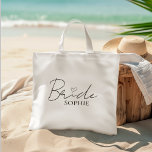 Bride Personlig Bachelorette | Anpassat namn Tygkasse<br><div class="desc">Fira bruden i stil med den här eleganten och minimal Bride-totepåse, personlig med namn under ett modernt manus och en modern hjärtdesign. Det är perfekten för att ta hand om bachelorette-partifavörer, möhippa essentials, eller en tankfull gåva till den framtida Mrs Lightweight än sturdy, den här bomullstusen är perfekt för bröllop...</div>