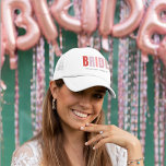 Bride Personlig Bachelorette Party Keps<br><div class="desc">Fira bruden i stil med den här moderna och personlig truckerkepsen med fetstilt "BRIDE"-typografi och en anpassningsbar för din bachelorette-besättning. Oavsett om du är på väg till Miami eller planerar en strandbäcke, så är den här roligten och funktionshatten perfekt för brudens sida på resande fot. Lätt, andningsbart och fullständigt intstagramvärt...</div>