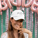 Bride Personlig Chic Minimalist Bröllop Keps<br><div class="desc">Den här chicen är en enkel brud som har ditt namn under elegantens svarta typografi som läser The Bride. Anpassa den här eleganten,  moderna brudens sida-hattar till bröllop.</div>