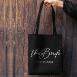 Bride Personlig Chic Minimalist Bröllop Tygkasse<br><div class="desc">Den här chicen,  den enkla bricksvarta totepåsen,  har ditt namn under elegantens vita typografi när du läser The Bride. Anpassa den här eleganten,  moderna brudens sida-gåvor till din bröllop- eller bachelorette-fest.</div>