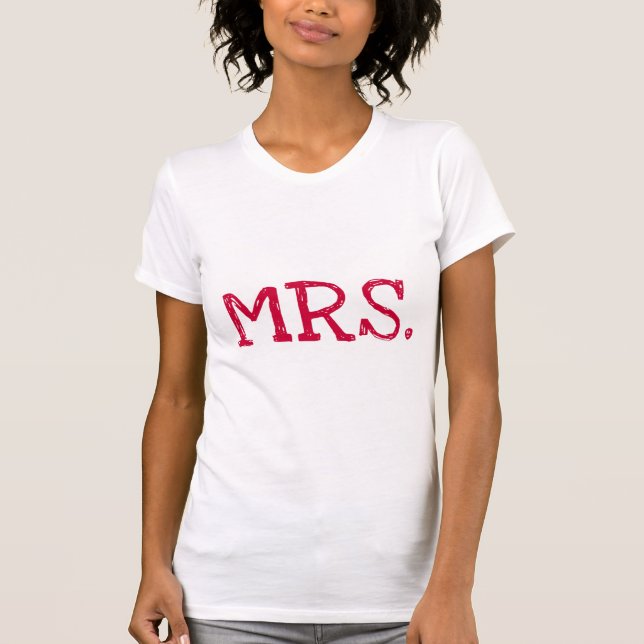 Bride Red Text Mrs. Tee Shirt (Framsida)