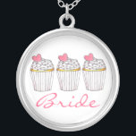 Bride Rosa Heart Cupkaka Muffins Möhippa Necklace Silverpläterat Halsband<br><div class="desc">I Necklace visas en originalmarkering av en rad med frostiserade vaniljliknande muffinsar med rosa hjärtan och BRIDE i ett teckensnitt för roligt. En perfekt gåva till bruden!</div>