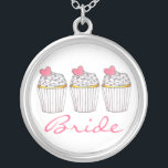Bride Rosa Heart Cupkaka Muffins Möhippa Necklace Silverpläterat Halsband<br><div class="desc">I Necklace visas en originalmarkering av en rad med frostiserade vaniljliknande muffinsar med rosa hjärtan och BRIDE i ett teckensnitt för roligt. En perfekt gåva till bruden!</div>