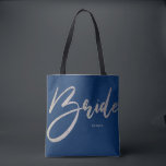 Bride Silver Glitter & Navy Princess Calligraphy Tygkasse<br><div class="desc">Plocka upp den här chicen, svartvit handskriftstypografi till väskan. Underbar för att du ska kunna ha med dig eller objekt i bröllop under planeringsstadiet och aktivitetsstadiet i bröllop. I bröllopsdag kan du ta med dig den här chicen till att transportera skor, program eller andra artiklar som behövs för din speciella...</div>