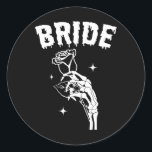 Bride Skeleton Hand Bröllop Halloween Par Matc Runt Klistermärke<br><div class="desc">Bride Skeleton Hand Bröllop Halloween Par Matching</div>