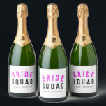 Bride Squad | Shock rosa Bachelorette Bridesmaid<br><div class="desc">Cute, enkel, snyggt, "Bride Squad", citerar konsthandtag med modern, minimalistisk typografi i svart och hett vid rosan i coolan trendig stil. Sloganen, namn och rollen kan lätt vara personlig med namnen i brudens sida, till exempel brud, brudgumm, blomsterflickor, Budens mamma, Glam Squad och så mycket mer! Matchningen av perfekten, samordningen...</div>