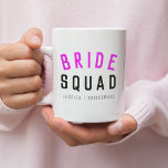Bride Squad | Shock rosa Bachelorette Bridesmaid Kaffemugg<br><div class="desc">Cute, enkel, snyggt "Bride Squad" citerar konst mugg med modern, minimalistisk typografi i svart och hett vid rosa i ett coola trendig stil. Sloganen, namn och rollen kan lätt vara personlig med namnen i brudens sida, till exempel brud, brudgumm, blomsterflickor, Budens mamma, Glam Squad och så mycket mer! Matchningen av...</div>