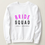 Bride Squad | Shock rosa Bachelorette Bridesmaid T Shirt<br><div class="desc">Kute, enkel, snyggt "Bride Squad" citerar konsthantskjorta med modern, minimalistisk typografi i svart och hett vid rosa i coola trendig stil. Sloganen, namn och rollen kan lätt vara personlig med namnen i brudens sida, till exempel brud, brudgumm, blomsterflickor, Budens mamma, Glam Squad och så mycket mer! Matchningen av perfekten, samordningen...</div>