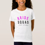 Bride Squad | Shock rosa Bachelorette Bridesmaid T Shirt<br><div class="desc">Cute, enkel, snyggt "Bride Squad" citerar konsthejar med modern, minimalistisk typografi i svart och hett vid rosa i coola trendig stil. Sloganen, namn och rollen kan lätt vara personlig med namnen i brudens sida, till exempel brud, brudgumm, blomsterflickor, Budens mamma, Glam Squad och så mycket mer! Matchningen av perfekten, samordningen...</div>