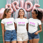 Bride Squad | Shock rosa Bachelorette Bridesmaid T Shirt<br><div class="desc">Cute, enkel, snyggt "Bride Squad" citerar konsthönor t-shirt med modern, minimalistisk typografi i svart och hett vid rosa i coola trendig stil. Sloganen, namn och rollen kan lätt vara personlig med namnen i brudens sida, till exempel brud, brudgumm, blomsterflickor, Budens mamma, Glam Squad och så mycket mer! Matchningen av perfekten,...</div>