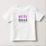 Bride Squad | Shock rosa Bachelorette Bridesmaid T Shirt<br><div class="desc">Cute, enkel, snyggt "Bride Squad" citerar småbarn-tshirt med modern, minimalistisk typografi i svart och hett vid rosa i coola trendig stil. Sloganen, namn och rollen kan lätt vara personlig med namnen i brudens sida, till exempel brud, brudgumm, blomsterflickor, Budens mamma, Glam Squad och så mycket mer! Matchningen av perfekten, samordningen...</div>