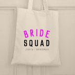 Bride Squad | Shock rosa Bachelorette Bridesmaid Tygkasse<br><div class="desc">Knuggad, enkel, snyggt "Bride Squad" citerar konst till väskan med modern, minimalistisk typografi i svart och hett vid rosan i coolan trendig stil. Sloganen, namn och rollen kan lätt vara personlig med namnen i brudens sida, till exempel brud, brudgumm, blomsterflickor, Budens mamma, Glam Squad och så mycket mer! Matchningen av...</div>