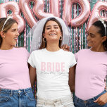 Bride T-Shirt | Personlig Future, fru Namn<br><div class="desc">Den här moderna och personlig Bride T-Shirt är perfektens utrustning för vilken brud som helst! Med mjuk rosa "BRIDE"-text parad med elegant handskriven "blivande fru" [Ditt namn]" nedan, denna garanti är perfekt för möhippor, möhippor, bröllop-prep och smekmånadsresor. Finns i många stilar och passar för alla brudars bekvämlighet och utseende. Varför...</div>