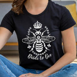 Bride to Bee Honeybee Krona Bröllop | PERSONLIG T Shirt<br><div class="desc">Den vackra, helt enkelt elegant bröllop t-shirt säger "Bride to Bee" och visar en vit bibibisiluett omgiven av en krona, fleur de lis och en lagerkrans. Du kan också ändra texten "Bride to Bee" för ett annat tillfälle eller anpassa texten ytterligare om du vill lägga till mer text. Om du...</div>