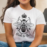 Bride to Bee Honeybee Krona Bröllop | PERSONLIG T Shirt<br><div class="desc">Den vackra, helt enkelt elegant bröllop t-shirt säger "Bride to Bee" och visar en silhuett för honungsbin omgiven av ett krona, fleur de lis och en lagerkrans. Du kan också ändra texten "Bride to Bee" för ett annat tillfälle eller anpassa texten ytterligare om du vill lägga till mer text. Om...</div>