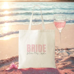 Bride Tote Bag | Personlig Future, fru Namn Tygkasse<br><div class="desc">Den här elegantens personlig "Bride" till väskan är perfektens tillbehör till alla brider som ska användas! Med fet rosa "BRIDE"-brev och anpassade "blivande fru" [Namn]"-skript under, det är en chic och praktisk gåva till möhippor, bachelorette helg eller bröllopsdag essentials. Den här möhippan är lätt och återanvändbar och passar allt från...</div>