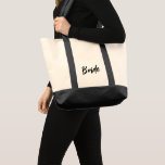 Bride Tote Tygkasse<br><div class="desc">Tote-påsen visas i svart med speciell Bride-text. Tote Färg: Natural/Black</div>