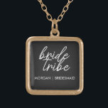 Bride Tribe | Bachelorette Bridesmaid Modern Guldpläterat Halsband<br><div class="desc">Enkel, modern och snyggt "Bride Tribe"-citat med skript i svartvitt i trendiget stil. Namn kan vara personlig med namn i brudens sida. Du kan använda den för bruden, brudtärnorna, blomflickorna eller Budens mamma. De samordnande tillbehören för teambruden fungerar bra för en möhippa, bachelorette-fest, morgon i bröllop eller dagen efter bröllop...</div>