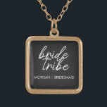 Bride Tribe | Bachelorette Bridesmaid Modern Guldpläterat Halsband<br><div class="desc">Enkel, modern och snyggt "Bride Tribe"-citat med skript i svartvitt i trendiget stil. Namn kan vara personlig med namn i brudens sida. Du kan använda den för bruden, brudtärnorna, blomflickorna eller Budens mamma. De samordnande tillbehören för teambruden fungerar bra för en möhippa, bachelorette-fest, morgon i bröllop eller dagen efter bröllop...</div>