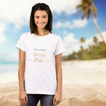 Bride tribe bachelorette-partiskript svart guld t shirt<br><div class="desc">För en möhippa eller en bachelorette spa och hälsa helg. En vit chic bakgrund. Anpassa och lägg till namn i bruden. Svarta och gyllene brev. Med texten: Bride stam. Stammen ord är skriven med ett modernt handskript i stil med dekorationer.</div>