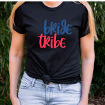 Bride Tribe Bachelorette Party T Shirt<br><div class="desc">Lustigt Bride Tribe Bachelorette Party T Shirt. Enkel text som säger "Bride Tribe" med färgstarka bokstäver som verkligen står på en svart t-skjorta. Vara livet i party i den här roligten,  flickor som inte har något sinne.</div>